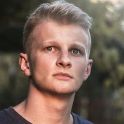 Lars V.